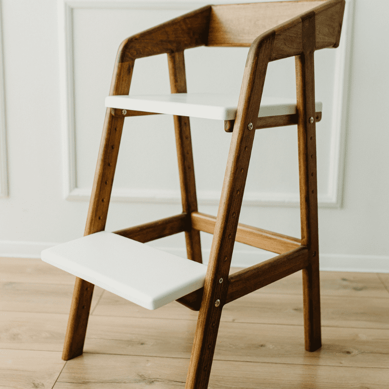 Растущий стул из темного ореха с белой сидушкой 5